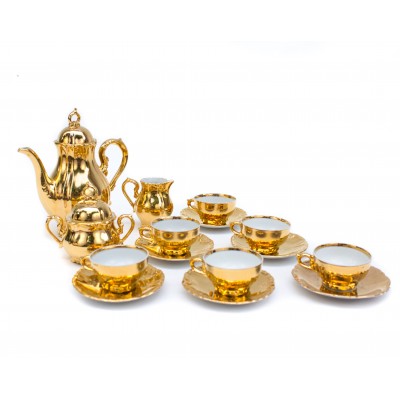 Złoty serwis do herbaty na sześć osób.